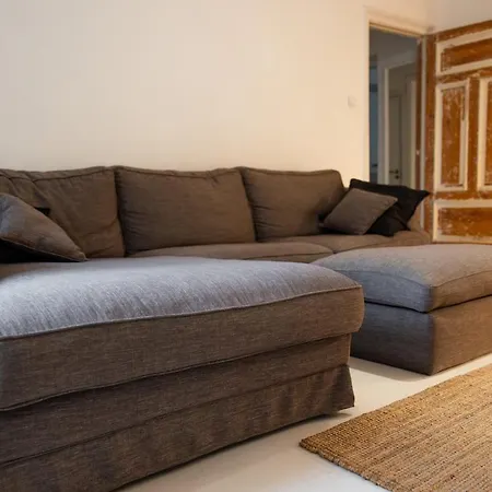 Charming 2 Bedroom Apartment, Free Parking *