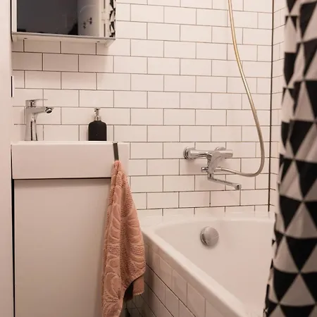 Dzīvoklis Charming 2 Bedroom Apartment, Free Parking *
