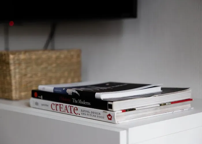 Charming 2 Bedroom Apartment, Free Parking Apartment *